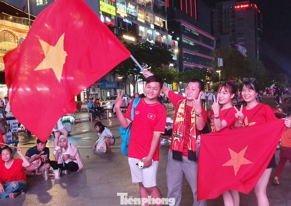 Phố đi bộ Nguyễn Huệ (quận 1, TPHCM) thường được chọn là nơi tổ chức chiếu bóng đá phục vụ người dân.