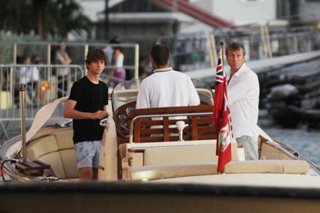 Tỷ phú Abramovich (phải) và con trai. Tỷ phú Abramovich (phải) và con trai