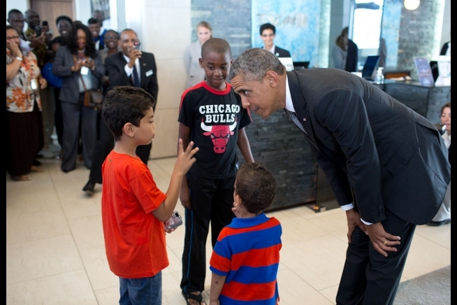 Tổng thống Obama được các em nhỏ ở một khách sạn Dakar, Senagal chào đón bằng những câu chuyện thú vị