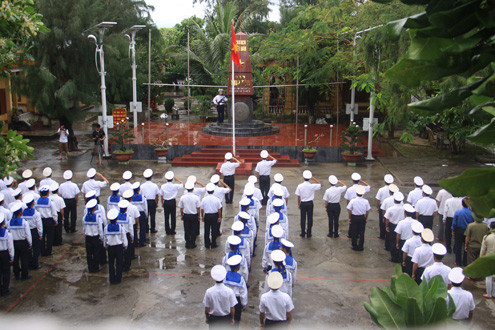 Những tân binh mới cùng đảo chào cờ sáng thứ hai