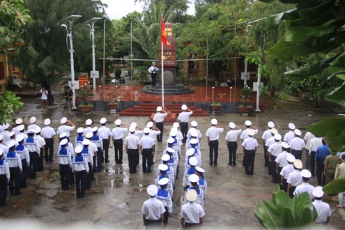 Những tân binh mới cùng đảo chào cờ sáng thứ hai