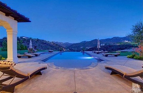 Phòng khách ấm cúng, lộng lẫy Bể bơi ngoài trời rộng rãi Phòng bếp đầy đủ tiện nghi Phòng ăn liền kề với một quầy bar trong nhà. Phòng khách ấm cúng, lộng lẫy Bể bơi ngoài trời rộng rãi Phòng bếp đầy đủ tiện nghi Phòng ăn liền kề với một quầy bar trong nhà.