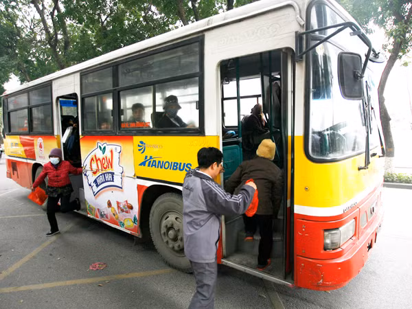 Bộ trưởng GTVT khuyến khích lãnh đạo, cán bộ đi xe buýt. Ảnh: Xuân Phú