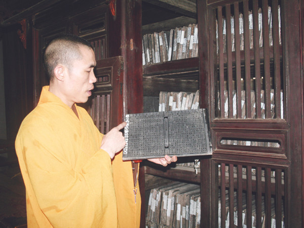 Đại đức Thích Thanh Vịnh giới thiệu mộc bản Ảnh: Nguyễn Trường