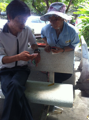 Bà M. đang giới thiệu với một người cần xin con ngay trong khuôn viên Bệnh viện Từ Dũ Ảnh: L.N