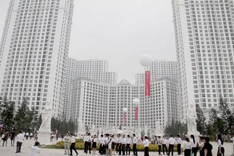 Mới khai trương một phần là trung tâm mua sắm dưới lòng đất, song dự án thành phố Hoàng Gia đã thu hút được sự quan tâm của công chúng. Mới khai trương một phần là trung tâm mua sắm dưới lòng đất, song dự án thành phố Hoàng Gia đã thu hút được sự quan tâm của công chúng. Những căn hộ tại đây dành cho người có thu nhập tốt vì mức giá trên 4 tỷ đồng/căn