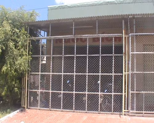 Bên ngoài quán Karaoke khá kiên cố