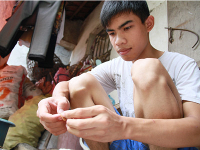 Phạm Văn Đích bóc nhãn giúp mẹ. Nếu đi xoáy long nhãn thuê, mỗi ngày cậu kiếm được khoảng 100 nghìn