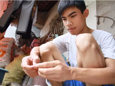 Phạm Văn Đích bóc nhãn giúp mẹ. Nếu đi xoáy long nhãn thuê, mỗi ngày cậu kiếm được khoảng 100 nghìn