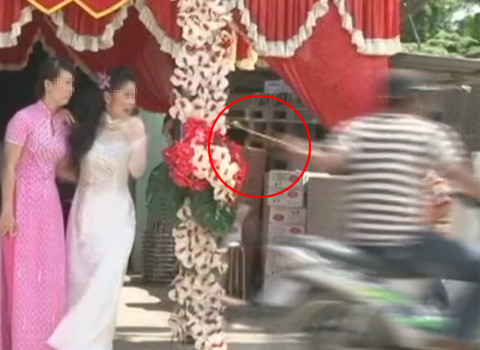 ..nhưng đành vô vọng nhìn theo sợi dây chuyền. ..nhưng đành vô vọng nhìn theo sợi dây chuyền