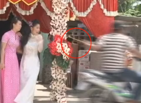 ..nhưng đành vô vọng nhìn theo sợi dây chuyền