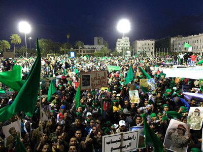 Những người ủng hộ ông Gadhafi tập trung ở thủ đô Tripoli	Ảnh: Reuters