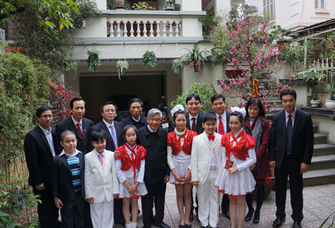 Nguyên Tổng Bí thư Lê Khả Phiêu chup ảnh lưu niệm cùng lãnh đạo T.Ư Đoàn, nguyên Bí thư thứ nhất T.Ư Đoàn và các cháu thiếu nhi. Ảnh: T.Đ