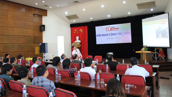 Tổng Biên tập Lê Xuân Sơn giới thiệu về báo Tiền Phong. Ảnh: Trường Phong