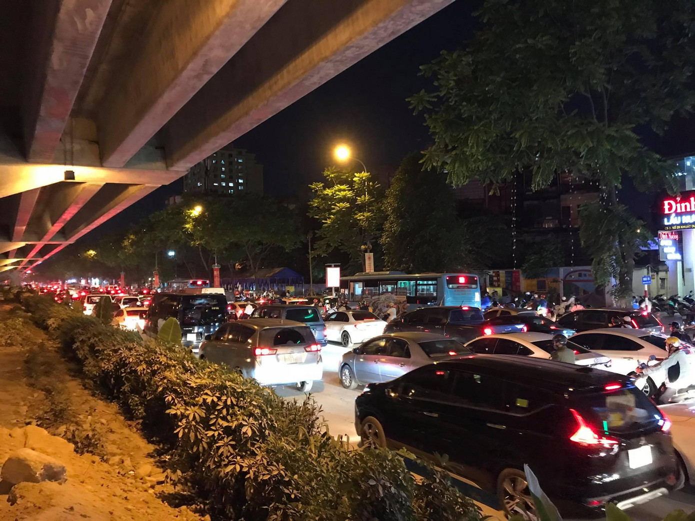 Hàng trăm phương tiện nối đuôi nhau di chuyển lên đường vành đai 3 trên cao hướng về Pháp Vân -Cầu Giẽ