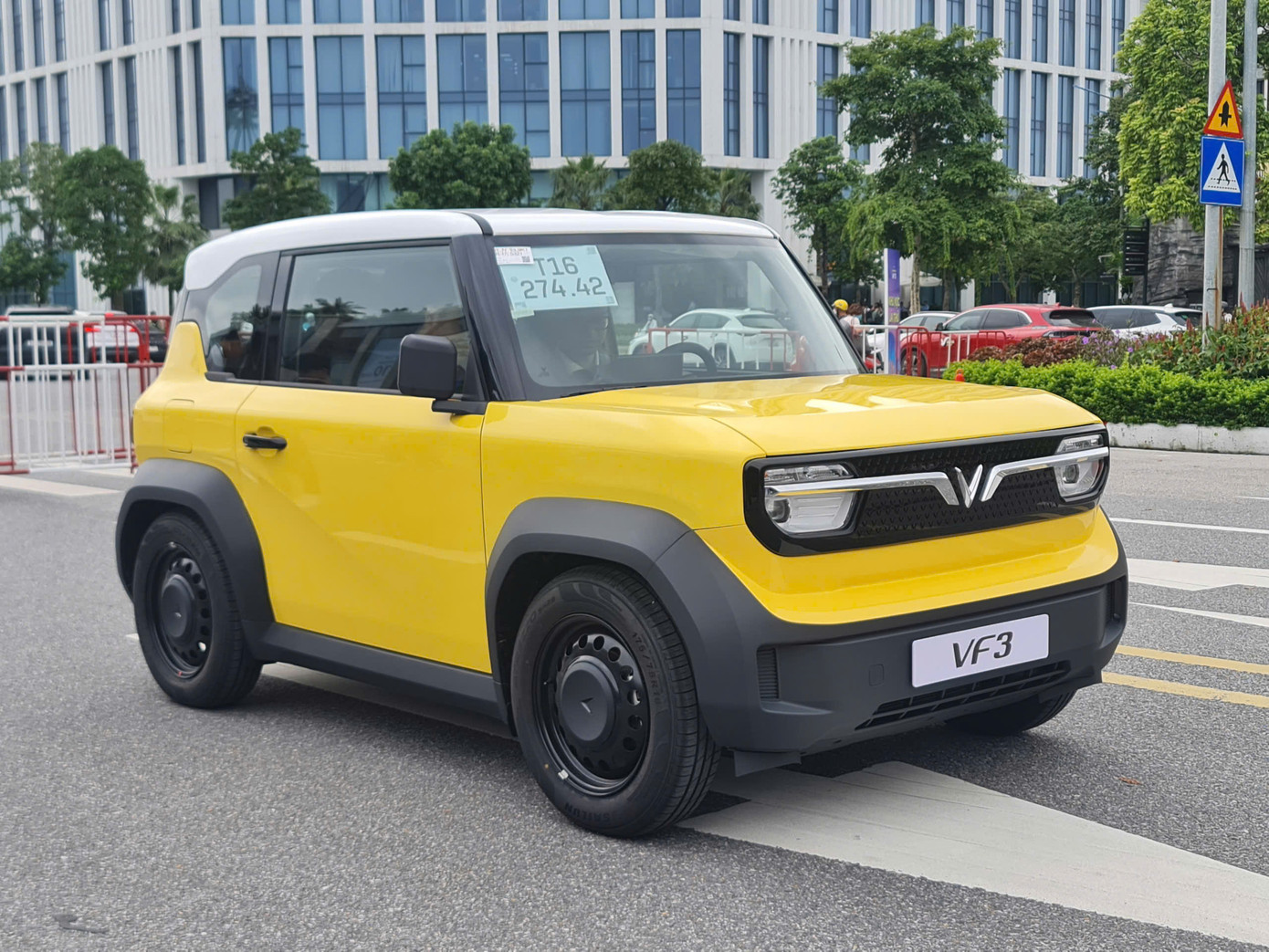 VinFast VF3 có kích thước dài x rộng x cao lần lượt là 3.190 x 1.679 x 1.622 mm, trục cơ sở 2.075 mm. Kích thước này lớn chiếc Wuling Mini EV (2.920 x 1.493 x 1.621 mm, trục cơ sở 1.940 mm).