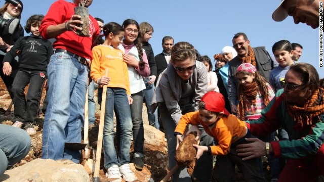 Đệ nhất phu nhân Syria trồng cây cùng các em nhỏ ở Yafour hồi tháng 10/2009. Trong dịp này, 3.000 cây đã được trồng tại khu vực này