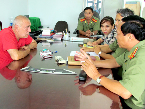 Korneev Valentin Nilolov, sinh ngày 03/01/1960, số hộ chiếu 380459229 cấp ngày 13/9/2010, nhập cảnh Việt Nam ngày 16/8/2013 tại cửa khẩu sân bay quốc tế Tân Sơn Nhất đang làm việc với cơ quan chức năng