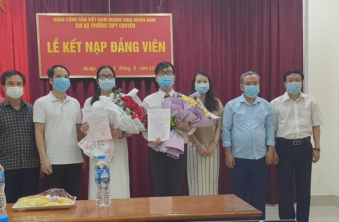 Hương Giang tại lễ kết nạp Đảng. Hương Giang tại lễ kết nạp Đảng.