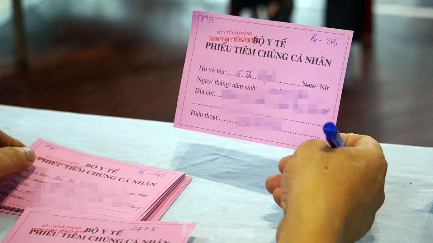 Sau khi hoàn thành mũi tiêm Vero Cell, người dân Hải Phòng được cấp phiếu xác nhận đã tiêm chủng để thuận tiện trong việc theo dõi sức khỏe cũng như cập nhật tiêm chủng qua hệ thống dữ liệu.