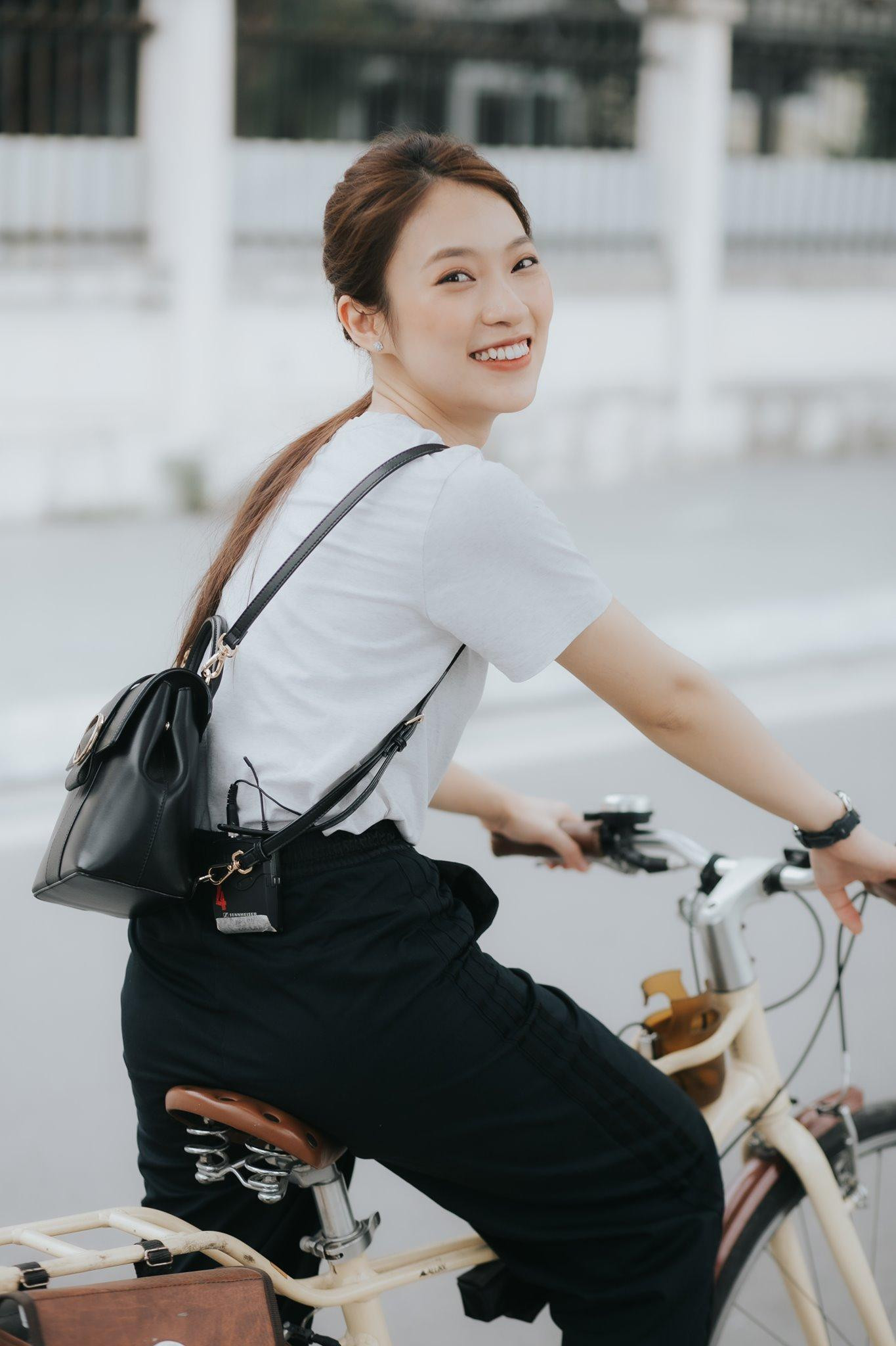 Khánh Vy là cựu sinh viên chuyên ngành Chính trị Quốc tế tại Học viện Ngoại giao, làm MC một số chương trình truyền hình.