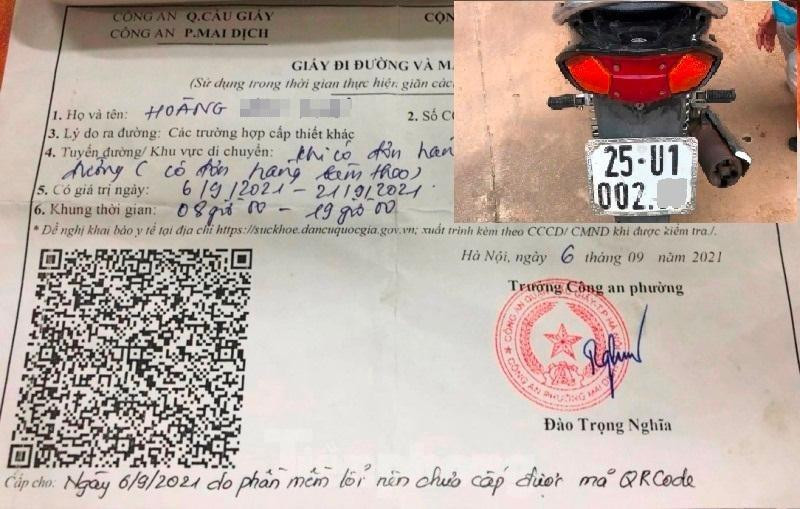 Bằng phương pháp quét mã QRcode trên mẫu giấy mới, sáng nay liên ngành tại chốt kiểm soát Cầu Diễn đã phát hiện 1 người đi xe máy (ảnh nhỏ) sử dụng giấy đi đường mẫu mới nhưng quét mã không có thông tin. Thiếu tá Phạm Văn Chiến, Đội trưởng Đội CSGT số 6, Phòng CSGT Hà Nội - chỉ huy chốt trực Cầu Diễn cho biết, thông thường giấy được cơ quan chức năng cấp khi quét sẽ hiện thông tin. Thế nhưng với giấy trên quét nhiều lần không ra thông tin. Chủ xe và phương tiện, sau đó đã được bàn giao cho công an phường sở tại giải quyết.
