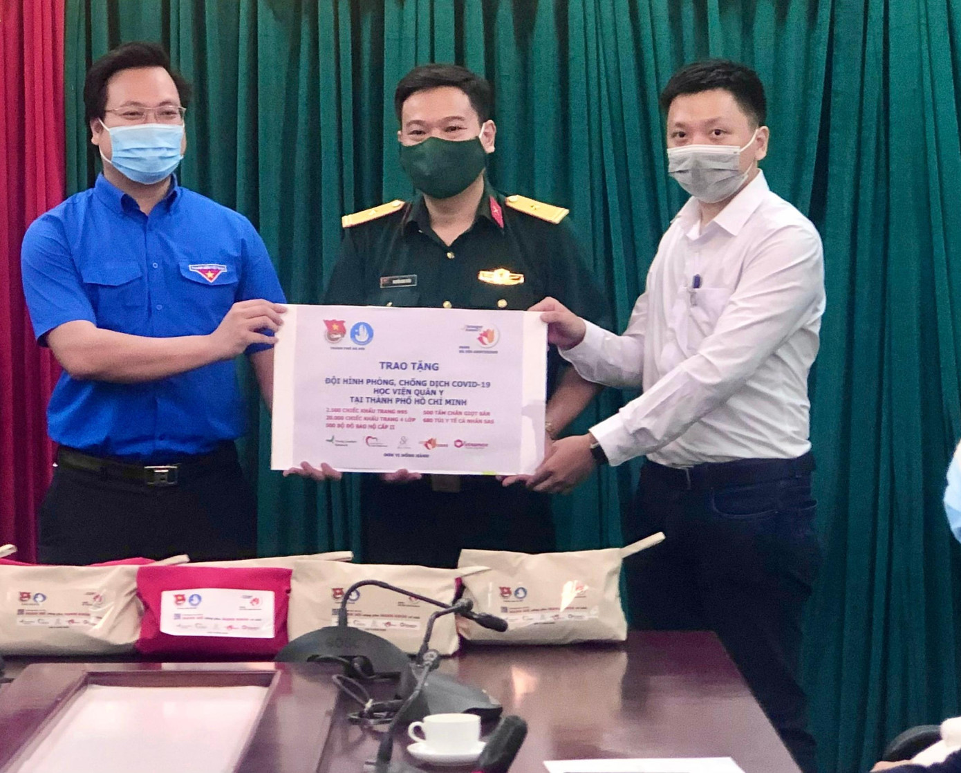 Các đơn vị trao trang thiết bị, bảo hộ y tế cho tình nguyện viên tham gia chống dịch tại miền Nam Các đơn vị trao trang thiết bị, bảo hộ y tế cho tình nguyện viên tham gia chống dịch tại miền Nam