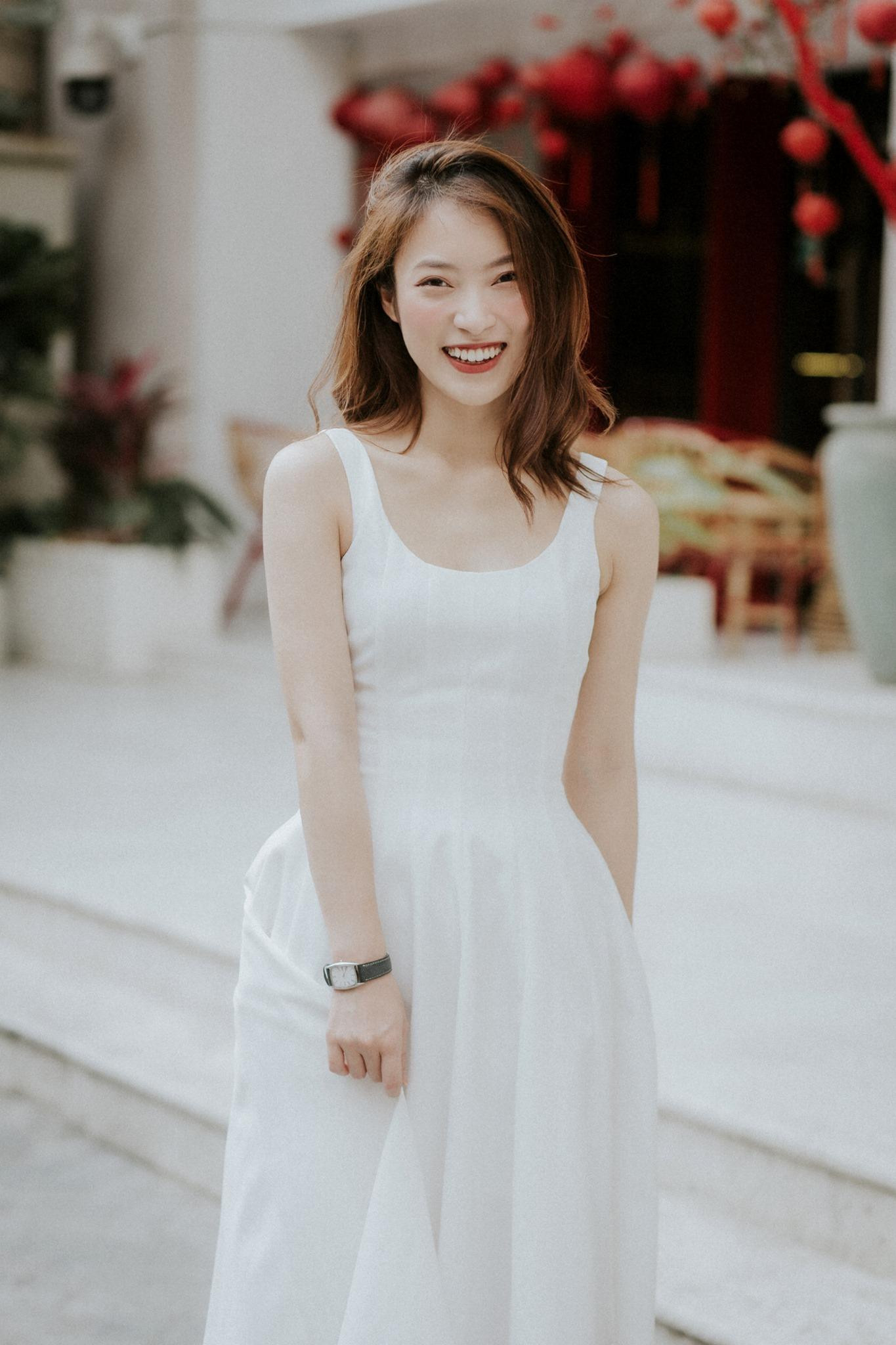 Có thu nhập ổn định nhờ nhiều công việc khác nhau như cộng tác tại VTV, quảng cáo từ kênh YouTube, làm MC ở các sự kiện song ngữ, Khánh Vy từng chia sẻ mỗi khi có lương, sẽ trích ra một khoản để tiết kiệm, số tiền còn lại sẽ dùng để chi tiêu cho bản thân. Cô bạn tự thấy mình không giỏi tiết kiệm nhưng cũng không tiêu tiền quá phung phí.