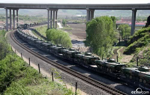 Gần đây, PLA tổ chức các cuộc diễn tập hợp đồng tác chiến nhiều đại quân khu trên phạm vi chiến dịch kéo dài hàng ngàn cây số. Ảnh: Tàu hỏa chở xe tăng PLA vận động diễn tập. Gần đây, PLA tổ chức các cuộc diễn tập hợp đồng tác chiến nhiều đại quân khu trên phạm vi chiến dịch kéo dài hàng ngàn cây số. Ảnh: Tàu hỏa chở xe tăng PLA vận động diễn tập