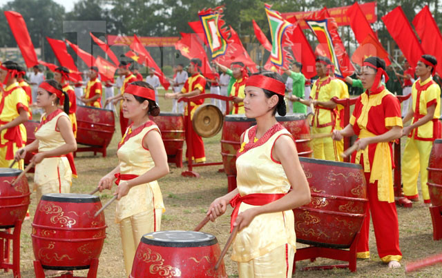 Trống hội bắt đầu khai mạc cho màn múa hát của cán bộ, chiến sĩ Trung đoàn và các học sinh của Trường Trung học cơ sở xã Nam Sơn