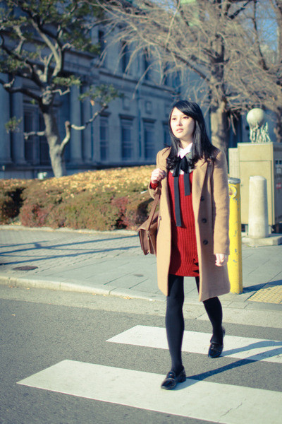 Chân váy chữ A, chân váy xếp ly mang đến một vẻ đẹp nữ tính dễ thương. Phần nơ buộc trên cổ áo hay váy là chi tiết thường thấy trong phong cách thời trang của các cô nàng nữ sinh. Blazer là item đại diện cho phong cách nữ sinh Châu Âu. Diện quần short với áo sơ mi trong ngày đi chơi cùng bạn bè.