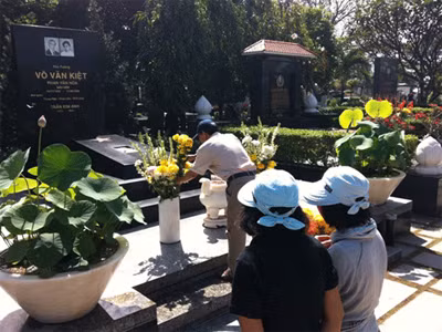 Mộ phần của cố Thủ tướng Võ Văn Kiệt được nhiều người dân thăm viếng. Ảnh TL