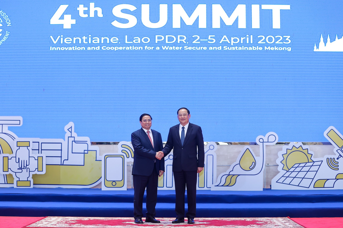 Thủ tướng Lào Sonexay Siphandone chào đón Thủ tướng Phạm Minh Chính tới dự hội nghị. Ảnh: Dương Giang Thủ tướng Lào Sonexay Siphandone chào đón Thủ tướng Phạm Minh Chính tới dự hội nghị. Ảnh: Dương Giang