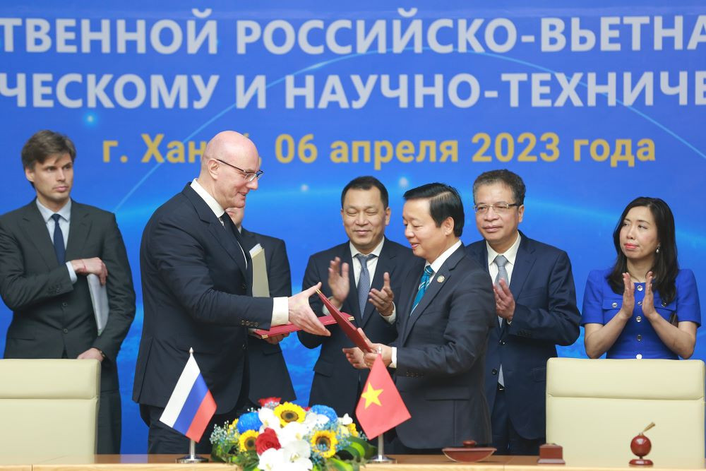 Phó Thủ tướng Trần Hồng Hà và Phó Thủ tướng Nga Dmitry Chernyshenko tại Khóa họp lần thứ 24 Phó Thủ tướng Trần Hồng Hà và Phó Thủ tướng Nga Dmitry Chernyshenko tại Khóa họp lần thứ 24