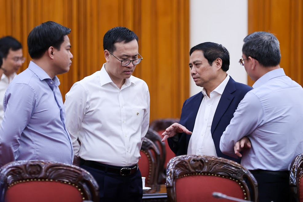 Thủ tướng trao đổi với các đại biểu tại cuộc họp Thủ tướng trao đổi với các đại biểu tại cuộc họp