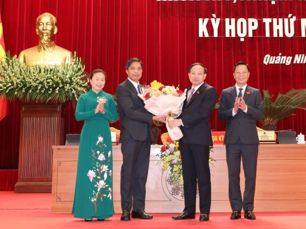 Bí thư Tỉnh ủy Quảng Ninh Nguyễn Xuân Ký tặng hoa chúc mừng ông Vũ Văn Diện được bầu làm Phó Chủ tịch tỉnh. Bí thư Tỉnh ủy Quảng Ninh Nguyễn Xuân Ký tặng hoa chúc mừng ông Vũ Văn Diện được bầu làm Phó Chủ tịch tỉnh.