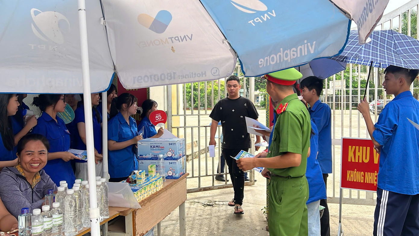 Sỹ tử hoàn thành bài Ngữ Văn, đề dễ thở, thí sinh phấn khởi ảnh 53