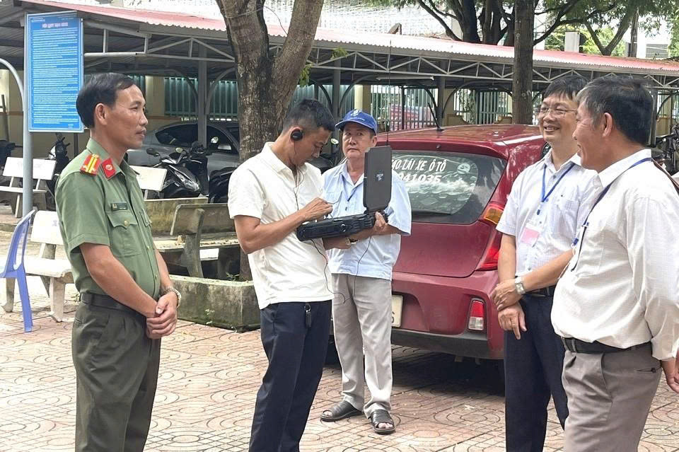 Vỡ òa cảm xúc kết thúc thi theo chương trình mới, cập nhật giải đề ảnh 35