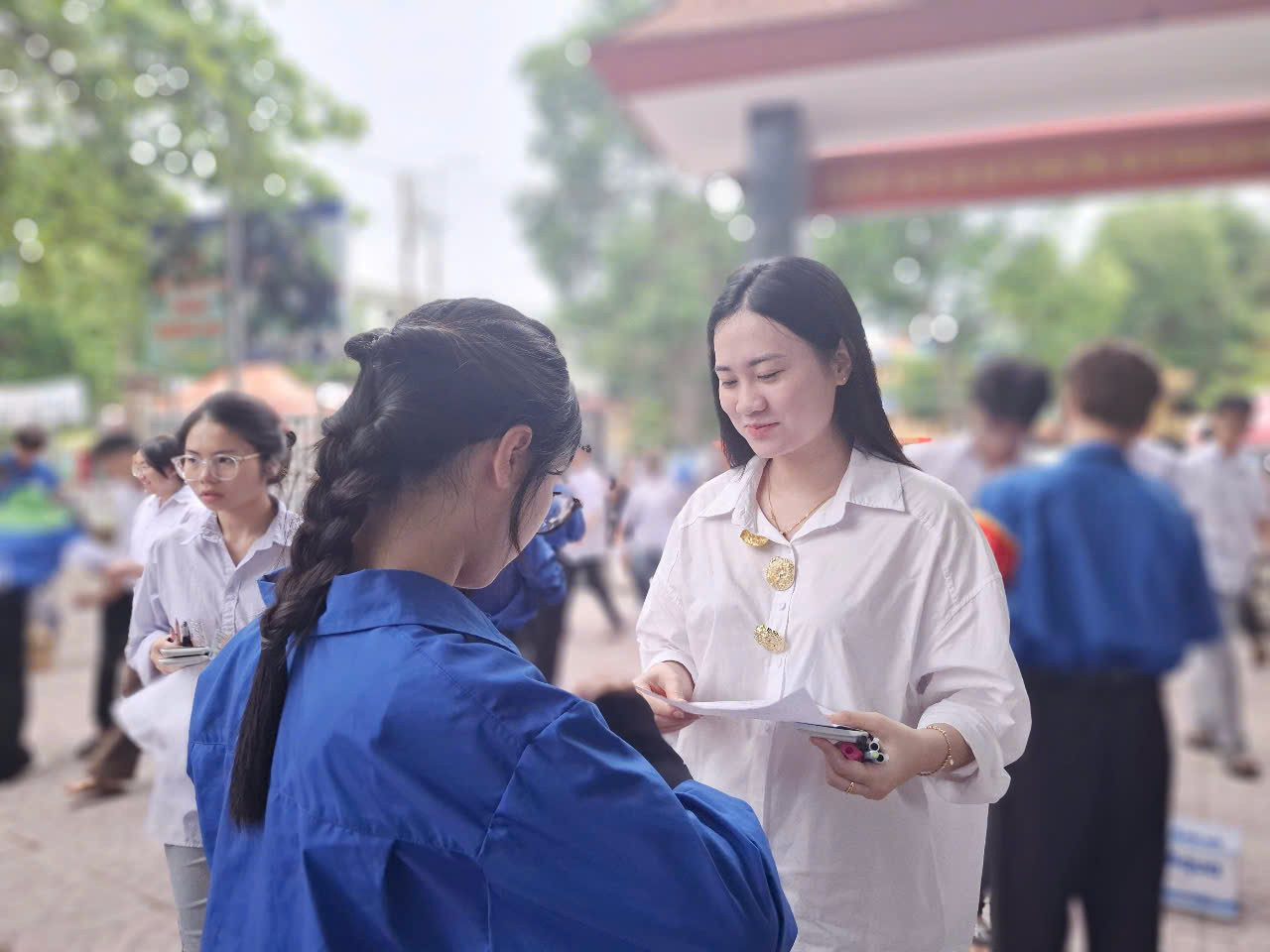 Vỡ òa cảm xúc kết thúc thi theo chương trình mới, cập nhật giải đề ảnh 2