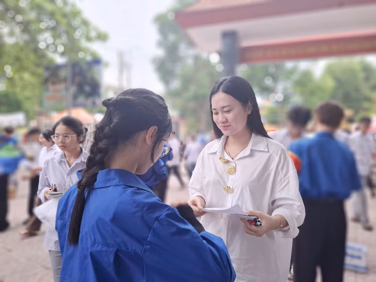 Vỡ òa cảm xúc kết thúc thi theo chương trình mới, cập nhật giải đề ảnh 2