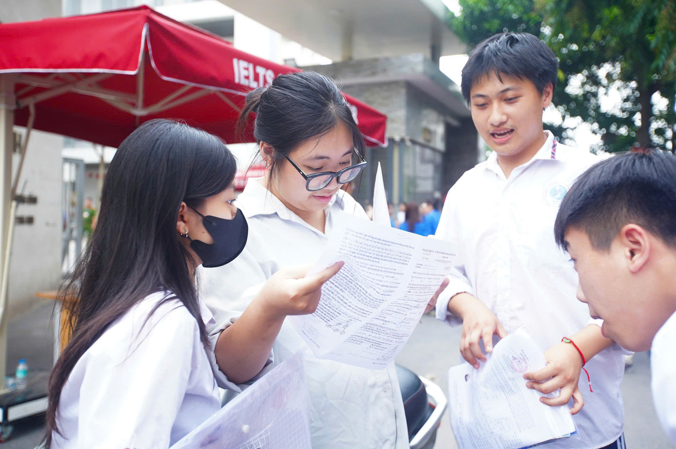 Hàng trăm thí sinh hoàn thành môn thi toán tại điểm thi trường THPT Khương Đình (Thanh Xuân, Hà Nội).