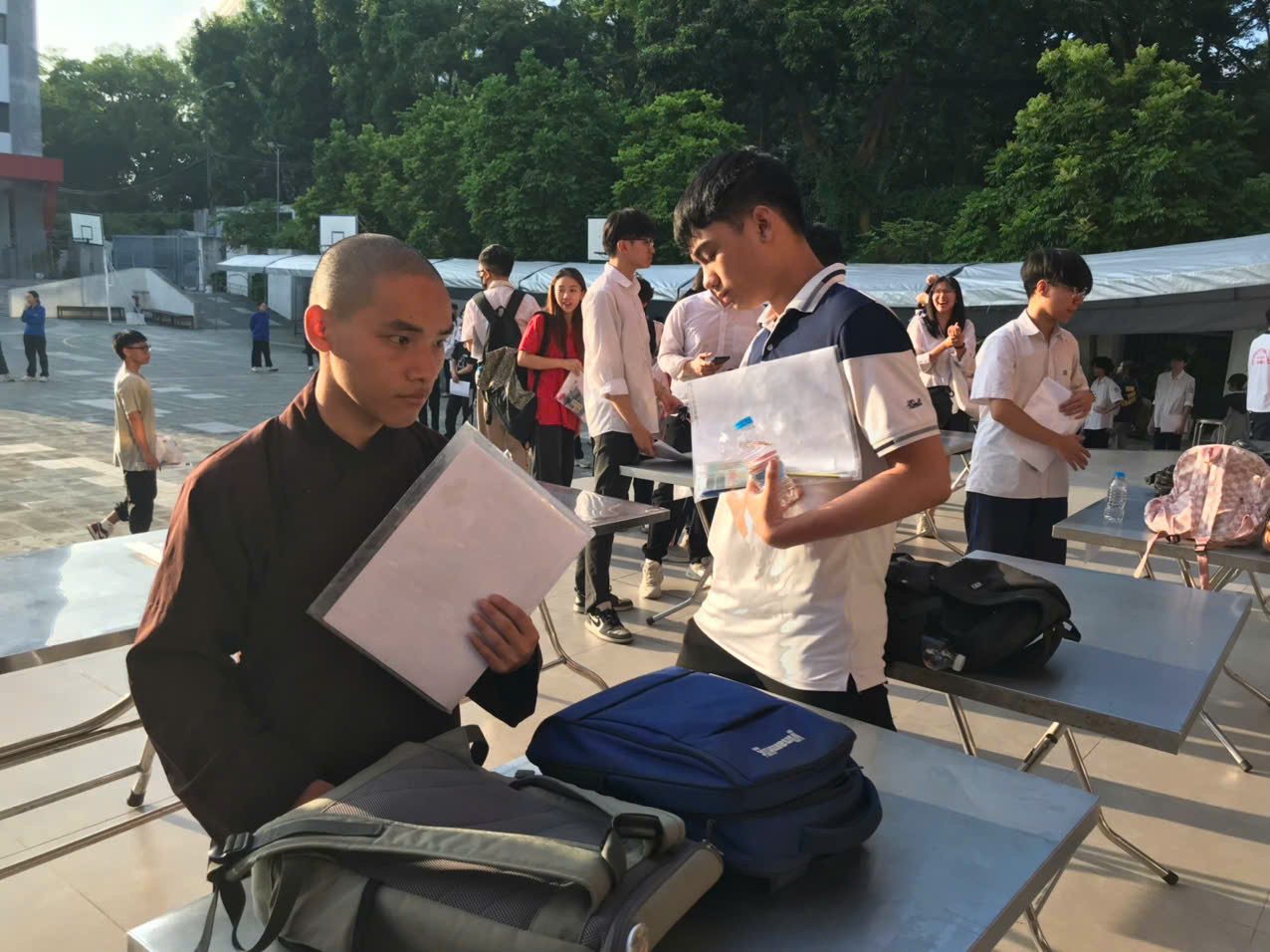 Sỹ tử hoàn thành bài Ngữ Văn, đề dễ thở, thí sinh phấn khởi ảnh 36