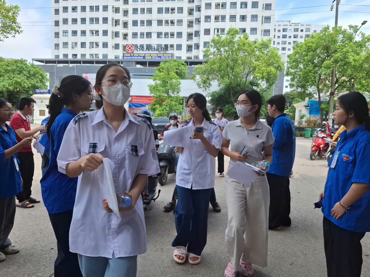 Sỹ tử hoàn thành 'môn thi áp lực nhất': Cập nhật đề thi, giải đề Toán ảnh 2