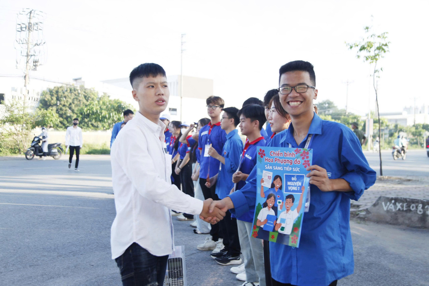 Sỹ tử hoàn thành bài Ngữ Văn, đề dễ thở, thí sinh phấn khởi ảnh 24