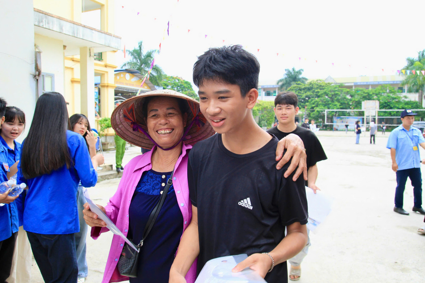 Sỹ tử hoàn thành bài Ngữ Văn, đề dễ thở, thí sinh phấn khởi ảnh 63