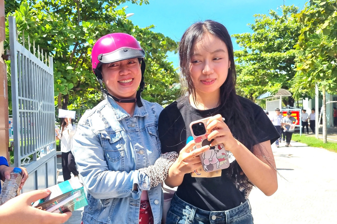 Vỡ òa cảm xúc kết thúc thi theo chương trình mới, cập nhật giải đề ảnh 57