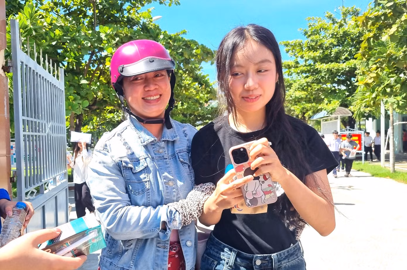 Vỡ òa cảm xúc kết thúc thi theo chương trình mới, cập nhật giải đề ảnh 57