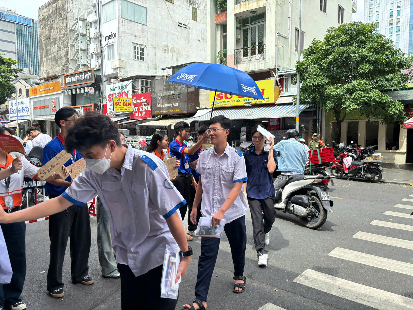 Sỹ tử hoàn thành 'môn thi áp lực nhất': Cập nhật đề thi, giải đề Toán ảnh 12