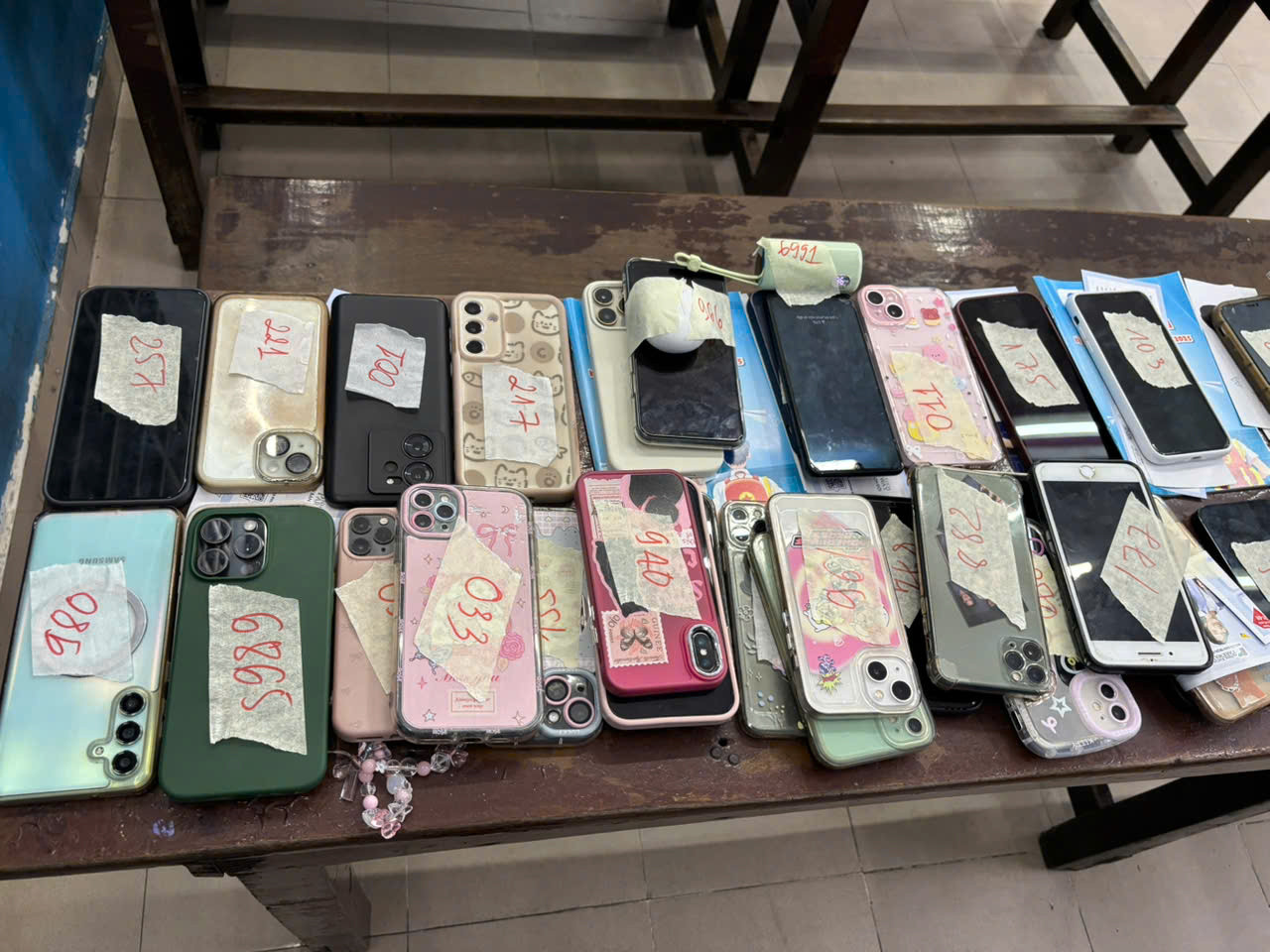 Thí sinh đi xe lăn đến làm thủ tục thi tốt nghiệp ảnh 13 Thí sinh đi xe lăn đến làm thủ tục thi tốt nghiệp ảnh 13