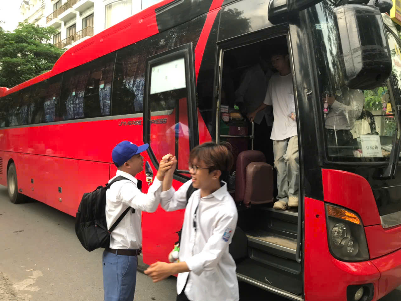 Giáo viên ở trường CĐ Công trình Đô Thị chúc thí sinh thi tốt ở điểm thi trường THCS &amp;THPT Lương Thế Vinh, Hà Nội.